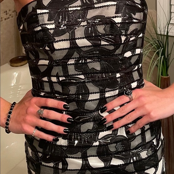 Gorgeous black/white dress with some sequence detailing - Picture 4 of 5
